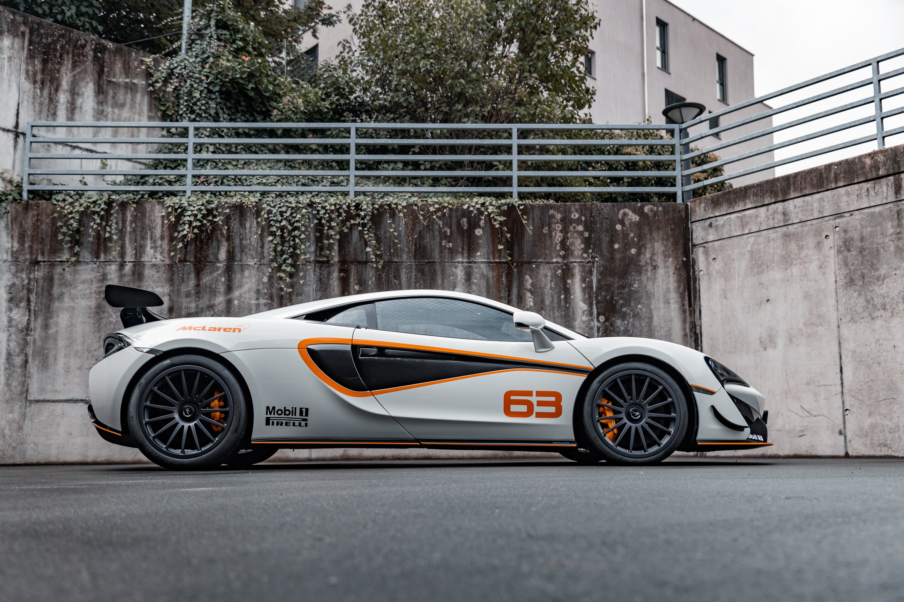 62057-1081098-car-20251007_064013-20250925_mclaren_620r_fb-3.jpg