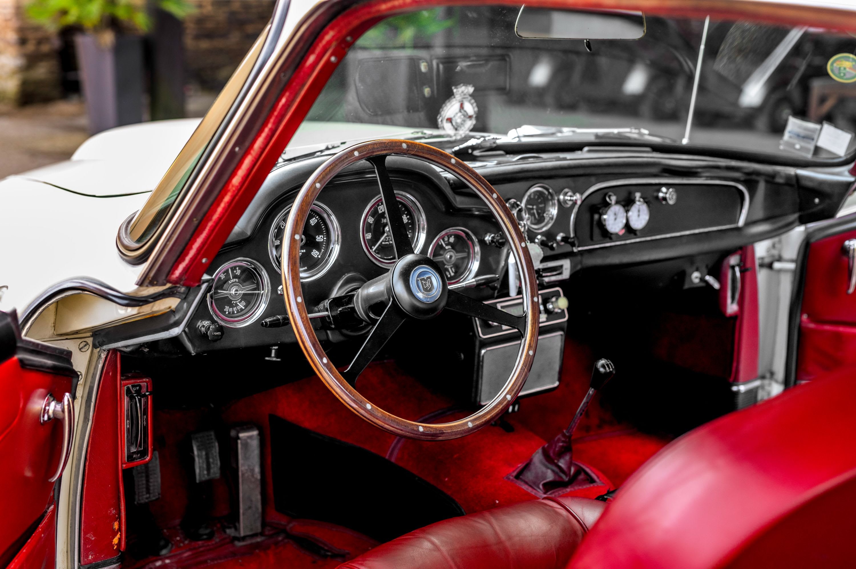 154307-1102464-car-20260317_182155-aston-martin-db4-coupe-hatchback-interiors-0.jpg