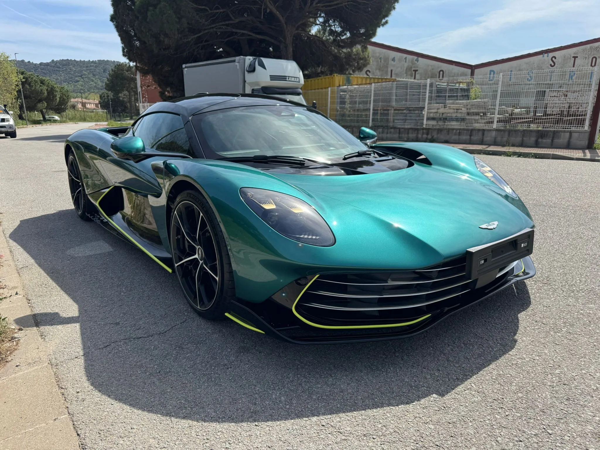 Aston Martin Valhalla 4X4